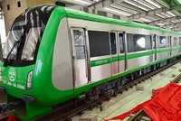 Đoàn tàu được trả lại màu sơn xanh như trước đây. Ảnh: Giang Huy.