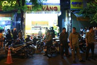 Cảnh sát phong tỏa hiện trường, điều tra vụ cướp. Ảnh: Nguyệt Triều.