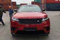 SUV hạng sang Range Rover Velar 2018 màu đỏ tại cảng Hải Phòng.
