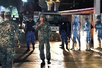 Lực lượng an ninh Maldives tuần tra trên đường phố thủ đô Male hôm 5/2. Ảnh: AP.