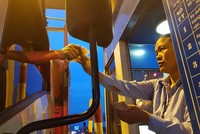 Người dân cho rằng thu phí bằng tay thời gian qua là không minh bạch. Ảnh: Văn Chương.