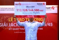 Đứng trú mưa, ông N.T.L (quê Đồng Nai) mua vé số cho vui thì trúng độc đắc hơn 112 tỷ đồng