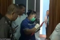 Phía cảnh sát và cứu hộ đang xem xét tình hình hiện trường vụ tự sát. (Ảnh: Asiawire)