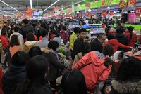 Xếp hàng gần một tiếng chờ thanh toán trong siêu thị ngày cuối năm