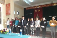 Bộ trưởng Nguyễn Chí Dũng trao quà Tết cho bà con tại Quảng Bình.