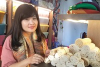 Bà Lương Thanh Hạnh, Giám đốc Cơ sở Dệt đũi Nam Cao, Thái Bình .