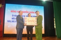 Thủ tướng Chính phủ Nguyễn Xuân Phúc tặng quà Tết các các lực lượng vũ trang thành phố Đà Nẵng.