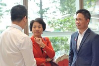 Ông Nguyễn Bá Diệp trao đổi với các đối tác.