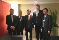 Phó thủ tướng Vương Đình Huệ (đứng giữa) cùng với Thứ trưởng thường trực Bộ Ngoại giao Bùi Thanh Sơn, Chủ tịch HĐQT FPT Trương Gia Bình, Tổng giám đốc Viettel Nguyễn Mạnh Hùng đã có cuộc gặp gỡ với lãnh đạo Tập đoàn công nghệ Qualcomm và trao đổi về kế hoạch hành động cho Công nghiệp 4.0 tại Diễn đàn Kinh tế thế giới Davos 2018.