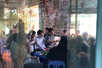 Giá tăng, hàng quán ăn uống ngày đầu đi làm vẫn chật kín khách