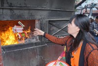 Bình quân mỗi ngày, Công ty Thực phẩm Yên Bái thu về gần nửa tỷ đồng chỉ tiền bán vàng mã, giấy đế. Ảnh minh họa: Hoàng Hiệp.