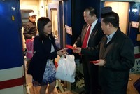 Những hàng khách đi tàu chặng TP.HCM - Hà Nội thích thú khi nhận lì xì may mắn của Bộ trưởng Bộ Giao thông vận tải Nguyễn Văn Thể