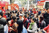 Người dân thường xếp hàng mua vàng ngày vía Thần Tài để cầu may mắn