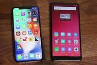iPhone X và một mẫu smartphone Trung Quốc.