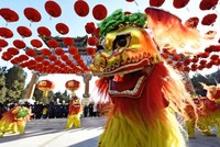 Chi tiêu dịp Tết của dân Trung Quốc phủ khắp các cửa hàng từ bán lẻ cho tới gian hàng trực tuyến. Ảnh: Nikkei.