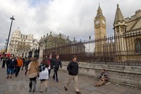 Người dân Anh tại khu vực tòa nhà Quốc hội Anh ở London. (Nguồn: AFP/TTXVN)