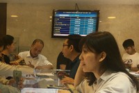 Bảng niêm yết giá vàng SJC sáng nay mỗi nơi một kiểu. Ảnh: Lệ Chi.