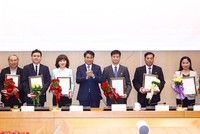 Chủ tịch UBND thành phố Hà Nội Nguyễn Đức Chung trao quyết định bộ nhiệm và chúc mừng các thành viên Ban Giám đốc HNIF. Ảnh: Báo Hà nội mới