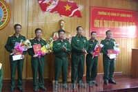 Tư lệnh và Chính ủy Quân khu 5 trao quyết định của Bộ Quốc phòng cho các cán bộ chủ trì. Ảnh báo Quân khu 5