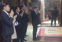 Hình ảnh cán bộ đi lễ trong giờ hành chính xuất hiện trên VTV1 (ảnh cắt từ clip VTV).