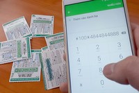 28/2 là ngày cuối cùng các nhà mạng khuyến mãi 50% thẻ nạp nên nhiều người đã mua cả chục thẻ cào để nạp tiền. Ảnh: Phương Sơn