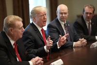 Tổng thống Trump tuyên bố mức thuế trong cuộc gặp với các nhà sản xuất nhôm thép của Mỹ hôm 1/3. Ảnh: AFP.