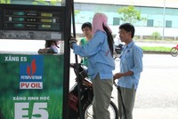 Bộ Công Thương cam kết tìm hiểu và hỗ trợ nếu biết rõ doanh nghiệp, đại lý kinh doanh xăng sinh học E5 gặp khó, ngại bán loại xăng này.