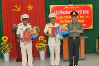 Thứ trưởng Nguyễn Văn Thành trao quyết định cho Thiếu tướng Lê Văn Út và Đại tá Nguyễn Văn Hiểu. Ảnh CAND