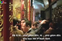 Hình ảnh cán bộ đi lễ trong giờ hành chính xuất hiện trên VTV1 (ảnh cắt từ clip VTV)