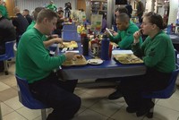 Bếp ăn phục vụ 5.000 thủy thủ trên tàu sân bay Carl Vinson