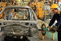 Cuộc đối thoại chính sách giữa cơ quan quản lý nhà nước và doanh nghiệp ngành ô tô vừa diễn ra tuần qua. Ảnh minh họa: Một dây chuyền lắp ráp ô tô