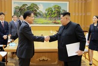 Trưởng phái đoàn Hàn Quốc Chung Eui-yong (trái) chuyển thư của Tổng thống Moon Jae-in cho nhà lãnh đạo Triều Tiên Kim Jong-un ngày 5/3. Ảnh: Cheong Wa Dae.