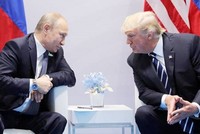 Putin (trái) và Trump gặp nhau tại G20 ở Đức năm 2017. Ảnh: Reuters.