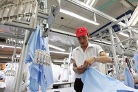 Ngay khi CPTPP có hiệu lực, Canada sẽ giảm 42% thuế với sản phẩm dệt may Việt Nam. Trong ảnh: Xưởng sản xuất áo sơ mi của Công ty May 10.