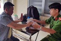 Tài xế Hùng là người đầu tiên bị xử phạt lỗi dừng xe quá 5 phút tại trạm thu phí BOT. Ảnh: An Phú