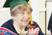 Cụ bà ở Anh nhận bằng cử nhân sau 80 năm tốt nghiệp