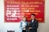 Anh Lâm trả lại số tiền cùng giấy tờ tùy thân cho chị Tâm. Ảnh: Triệu Thanh.