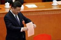 Chủ tịch Trung Quốc Tập Cận Bình bỏ phiếu thông qua hiến pháp mới. Ảnh: Reuters.
