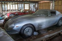 Hai chiếc siêu xe phủ đầy bụi trong garage. Ảnh: Foxnews