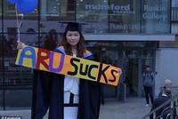 Pok Wong kiện trường Đại học Anglia Ruskin đòi bồi thường 60.000 bảng Anh.