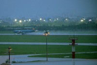 Sân bay Tân Sơn Nhất bị ngập sau trận mưa lớn hồi tháng 9/2016. Ảnh: Duy Trần.