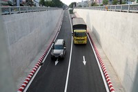 Những chiếc xe đầu tiên lăn bánh qua hầm chui An Sương. Ảnh: Hữu Công.