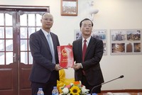 Bộ trưởng Bộ Xây dựng trao quyết định cho ông Lê Trung Thành. Ảnh báo Xây dựng