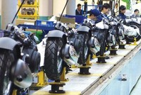 Hai tháng năm nay, Chỉ số Sản xuất công nghiệp đã tăng tới 15,2% so với cùng kỳ. Trong ảnh: Dây chuyền lắp ráp xe của Piaggio Việt Nam tại tỉnh Vĩnh Phúc