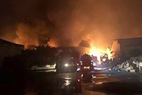 Hàng nghìn m2 nhà xưởng ở Đồng Nai cháy dữ dội. Ảnh: Phước Tuấn.