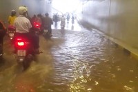 Cảnh ngập nước trong hầm chui. Ảnh: Hồng Tân.