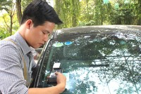 Thẻ thu phí không dừng được dán ở kính xe hoặc đèn xe. Ảnh: Đ.Loan