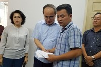 Bí thư Thành ủy Nguyễn Thiện Nhân hỗ trợ số tiền 60 triệu cho gia đình nạn nhân tử nạn trong vụ cháy chung cư Carina. Ảnh: Phước Tuần. 