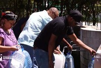 Người dân ở TP Cape Town - Nam Phi xếp hàng nhận nước Ảnh: MARKETPLACE AFRICA