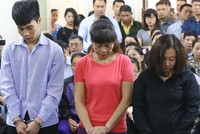 Ba bị cáo Tuấn, Thì, Linh (từ trái qua) khi nghe tòa tuyên án.